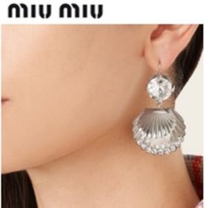 プレモルCMピアス